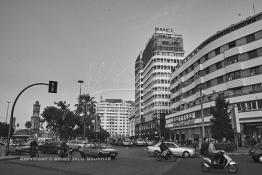 Image du Maroc Professionnelle de  La plus importante place casablancaise doit sa naissance, sous le nom de la Place de France, à la perspicacité du jeune architecte français, Henri Prost, auteur du premier plan urbanistique de Casablanca. Cœur de la circulation, la place a subi plusieurs transformations nécessitées par la croissance de la ville. Son aspect au début de ce siècle est le résultat de démolitions successives. Ainsi, on a vu disparaître une partie des remparts et du Mellah en 1930, la Tour de l’Horloge en 1948, les bâtiments de la Banque de l’Etat et de la Gare de la C.T.M. en 1953, qui ont permis l‘ouverture de L’avenue des Forces Armées Royales, Mardi 23 Décembre 2008. A gauche la nouvelle horloge. (Photo / Abdeljalil Bounhar) 